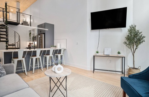 Central City Apartment | Stylish DT Apartment Loft l Rooftop+Parking+Gym! Sleeps 4 n