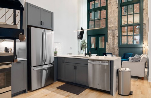 Central City Apartment | Stylish DT Apartment Loft l Rooftop+Parking+Gym! Sleeps 4 n