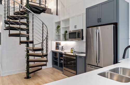 Central City Apartment | Stylish DT Apartment Loft l Rooftop+Parking+Gym! Sleeps 4 n
