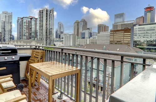Victoria Park Apartment | Stylish DT Views at Stampede w/Free Parking, AC
