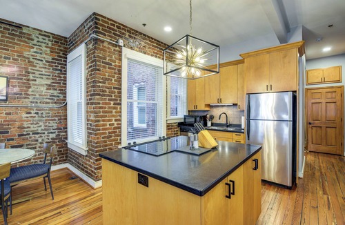 Downtown Knoxville Condo | Stylish Dtwn Knoxville Condo w/Rooftop Deck!