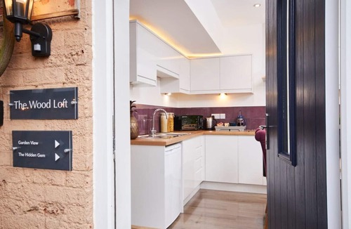 Kegworth Apartment | Stylish Duplex nr EMA with Free Gym & Pool Access