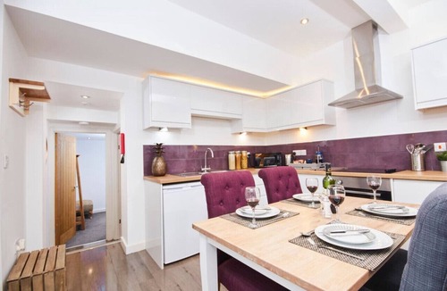 Kegworth Apartment | Stylish Duplex nr EMA with Free Gym & Pool Access