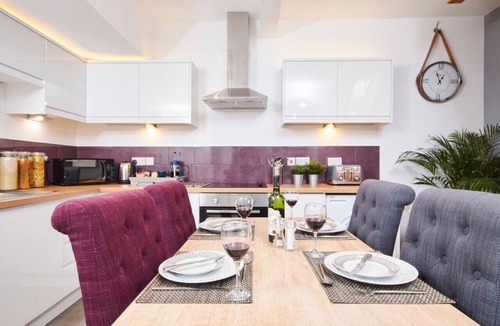 Kegworth Apartment | Stylish Duplex nr EMA with Free Gym & Pool Access