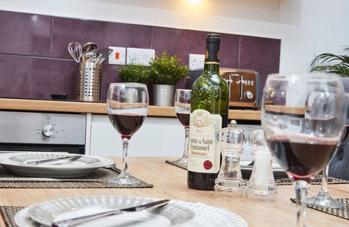 Kegworth Apartment | Stylish Duplex nr EMA with Free Gym & Pool Access