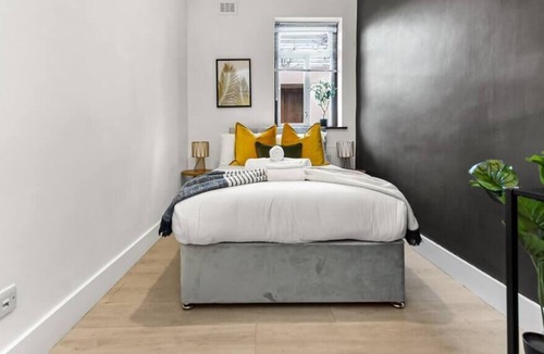 Walpole Apartment | Stylish Ealing Haven: Modern 2BR Flat For Five