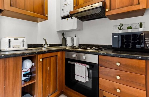 Walpole Apartment | Stylish Ealing Haven: Modern 2BR Flat For Five