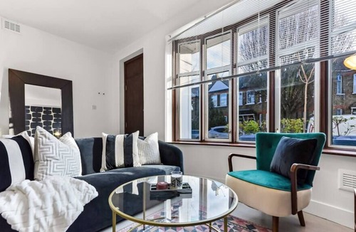 Walpole Apartment | Stylish Ealing Haven: Modern 2BR Flat For Five