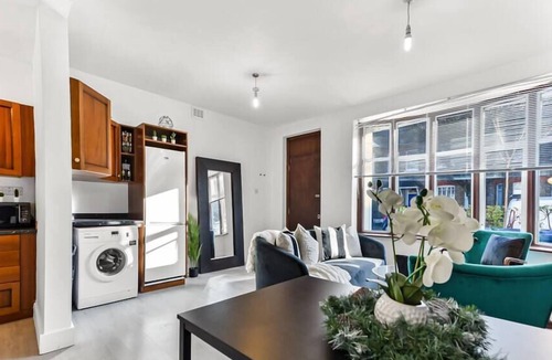 Walpole Apartment | Stylish Ealing Haven: Modern 2BR Flat For Five