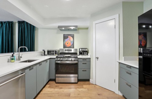Blackshear-Prospect Hill House | Stylish East Austin Home, Walk to Restaurants, Large Backyard with Screened-In Patio and BBQ