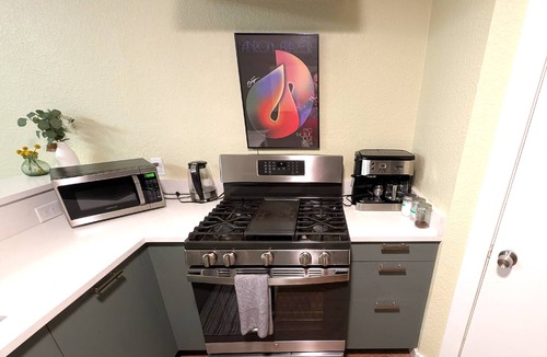 Blackshear-Prospect Hill House | Stylish East Austin Home, Walk to Restaurants, Large Backyard with Screened-In Patio and BBQ