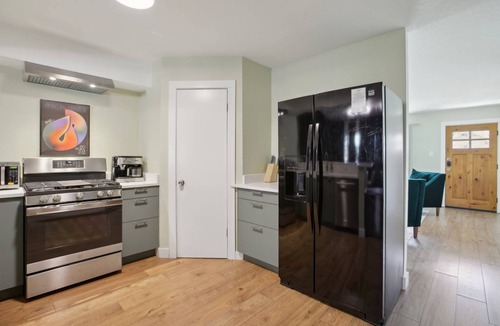 Blackshear-Prospect Hill House | Stylish East Austin Home, Walk to Restaurants, Large Backyard with Screened-In Patio and BBQ