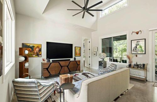 MLK House | Stylish East Austin Home - 2BR - BBQ - Near DT ATX