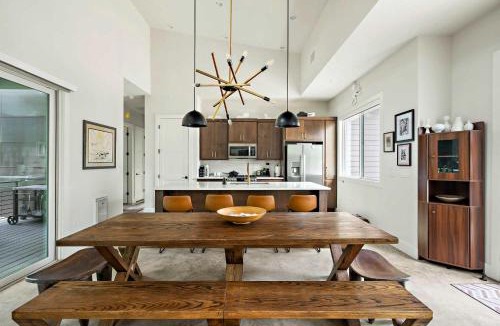 MLK House | Stylish East Austin Home - 2BR - BBQ - Near DT ATX