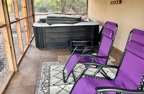 Kennard Cabin | STYLISH EAST TEXAS CABIN WITH PRIVATE HOT TUB, WIFI, ROKU, SMALL TOWN