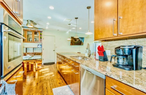Elmhurst House | Stylish Elmhurst Ranch Home Pet-friendly Oasis