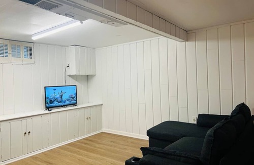 Elmhurst House | Stylish Elmhurst Ranch Home Pet-friendly Oasis