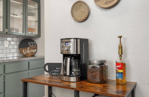 Roseburg House | Stylish Escape - Chic & Cozy with relaxing backyard