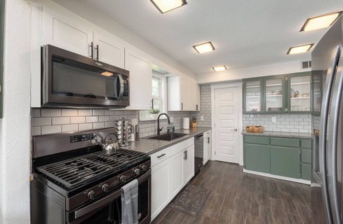 Roseburg House | Stylish Escape - Chic & Cozy with relaxing backyard