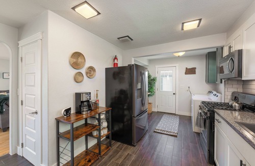 Roseburg House | Stylish Escape - Chic & Cozy with relaxing backyard