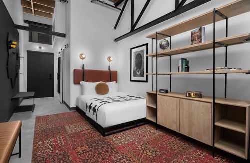 People's Freeway Hotel | Stylish evo Living Space, Perfect for Outdoor Enthusiasts, Pet-Friendly!