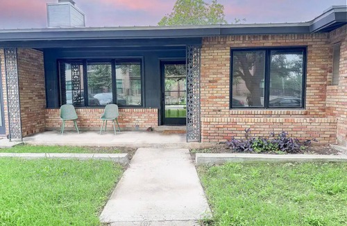 Alamo Heights House | Stylish Family Mid Century Modern 4 bed, 3 bedroom