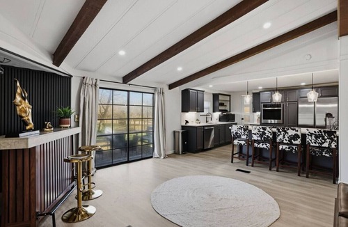 Waller House | Stylish Farmhouse and Studio Apt W/Acreage!
