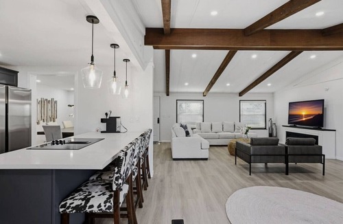 Waller House | Stylish Farmhouse and Studio Apt W/Acreage!