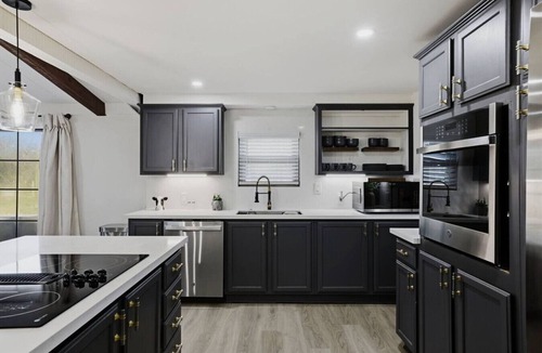 Waller House | Stylish Farmhouse and Studio Apt W/Acreage!