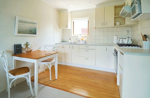 Browns Bay House | Stylish Flat 2 Mins Walk To Beach