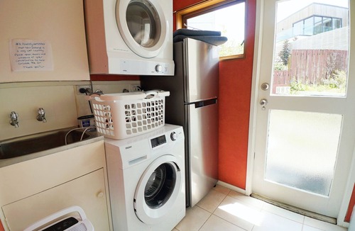 Browns Bay House | Stylish Flat 2 Mins Walk To Beach