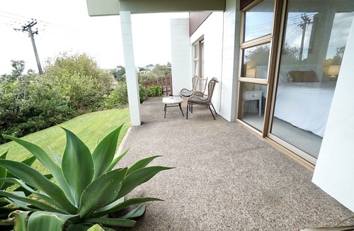 Browns Bay House | Stylish Flat 2 Mins Walk To Beach