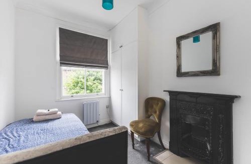 Askew Apartment | Stylish Flat B