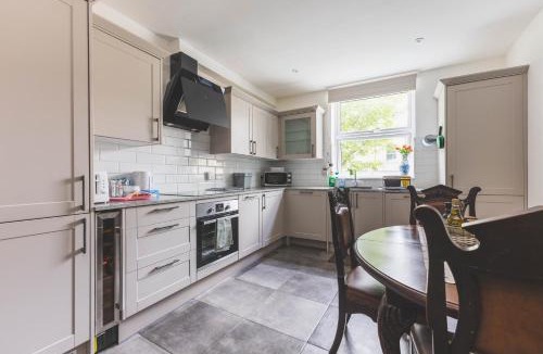 Askew Apartment | Stylish Flat B