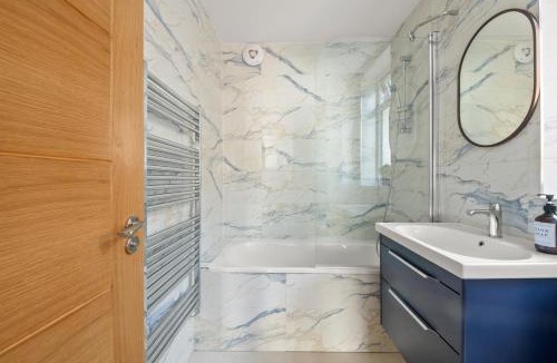 Marlborough Apartment | Stylish Flat I Sleeps 6 I With Parking