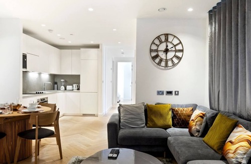 Dudden Hill Apartment | Stylish Flat-Leisure Pool & Gym