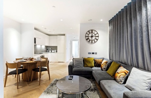 Dudden Hill Apartment | Stylish Flat-Leisure Pool & Gym