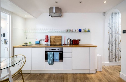 Shepherd's Bush Apartment | Stylish flat with private yard in Shepherd’s Bush