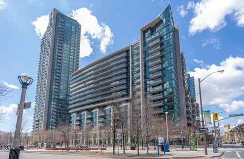 Fort York Condo | Stylish Fort York Condo with Pool + Gym