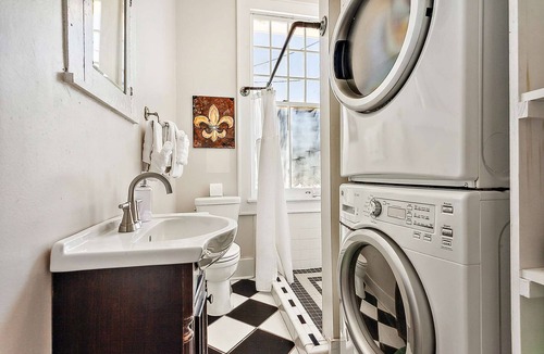 Freret Apartment | Stylish Freret Street Loft w/Balcony & Parking!