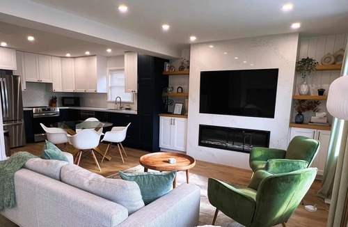 St. Catharines House | Stylish Fully-Loaded Home—Hot Tub, Fire-Pit, Stunning Backyard & 6 Parking Spots