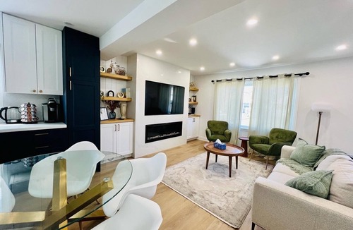St. Catharines House | Stylish Fully-Loaded Home—Hot Tub, Fire-Pit, Stunning Backyard & 6 Parking Spots