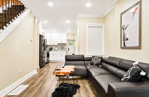 Camden House | Stylish, Fun and Cozy | Pool table, Dart board and Parking