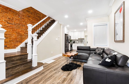 Camden House | Stylish, Fun and Cozy | Pool table, Dart board and Parking