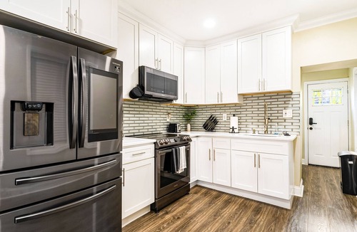 Camden House | Stylish, Fun and Cozy | Pool table, Dart board and Parking