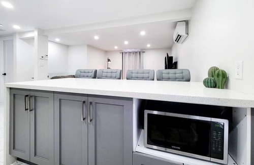 Niagara Falls House | Stylish fun spacious place 10 min to Niagara Falls
