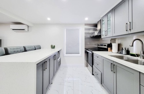 Niagara Falls House | Stylish fun spacious place 10 min to Niagara Falls