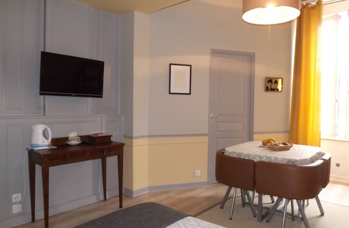 Centre ville - Urbanistes House | Stylish furnished room price shock