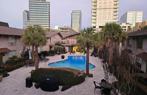 Houston Apartment | Stylish Galleria Condo 2BR 2BA Saltwater Pool Marquee Uptown