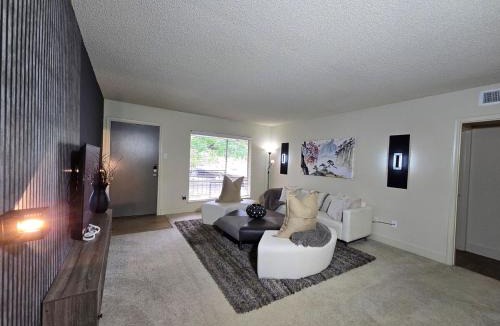 Houston Apartment | Stylish Galleria Condo 2BR 2BA Saltwater Pool Marquee Uptown